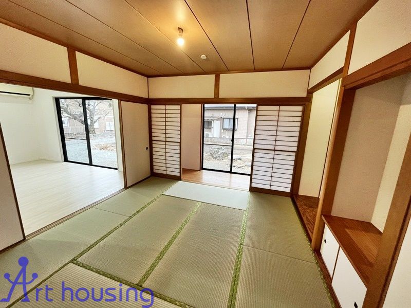 内装 - 広々8帖の和室は日本らしい落ち着いた雰囲気を感じることができます☆