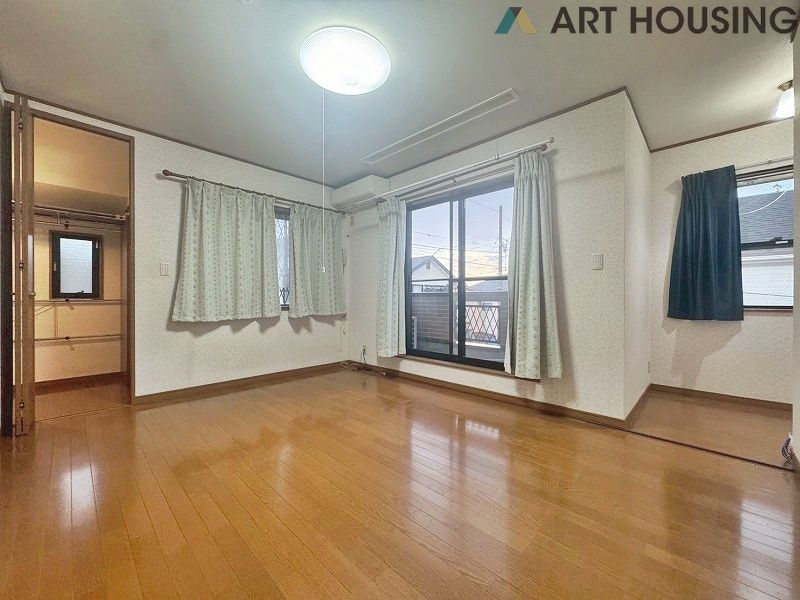 寝室 - ゆとりの広さです