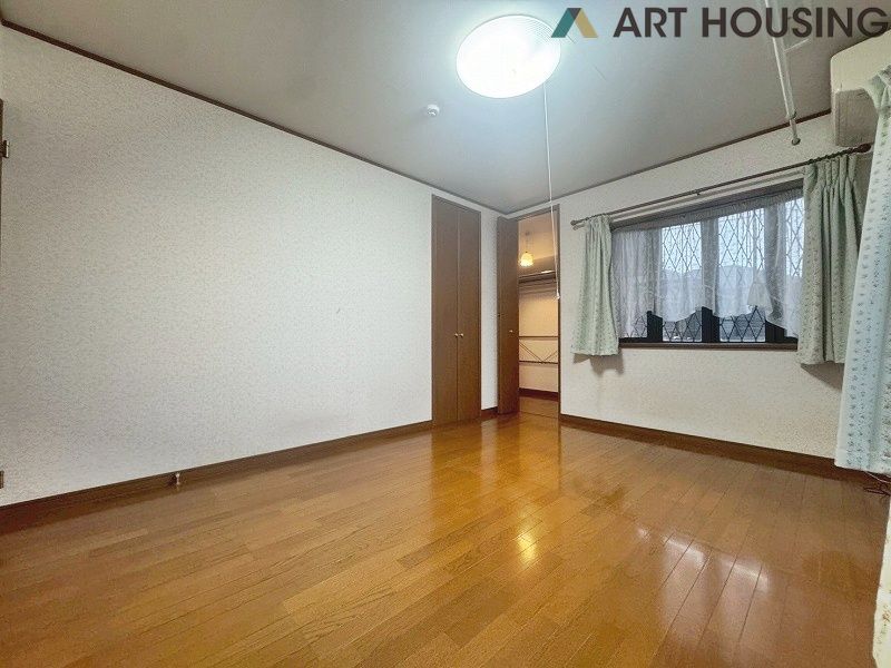 寝室 - ゆとりの広さです