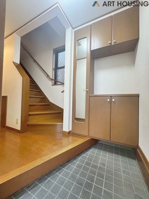 玄関 - 下駄箱には姿見鏡が付いているので外出前に身だしなみチェックができます◎