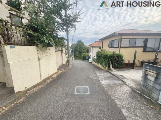 前面道路含む現地写真です