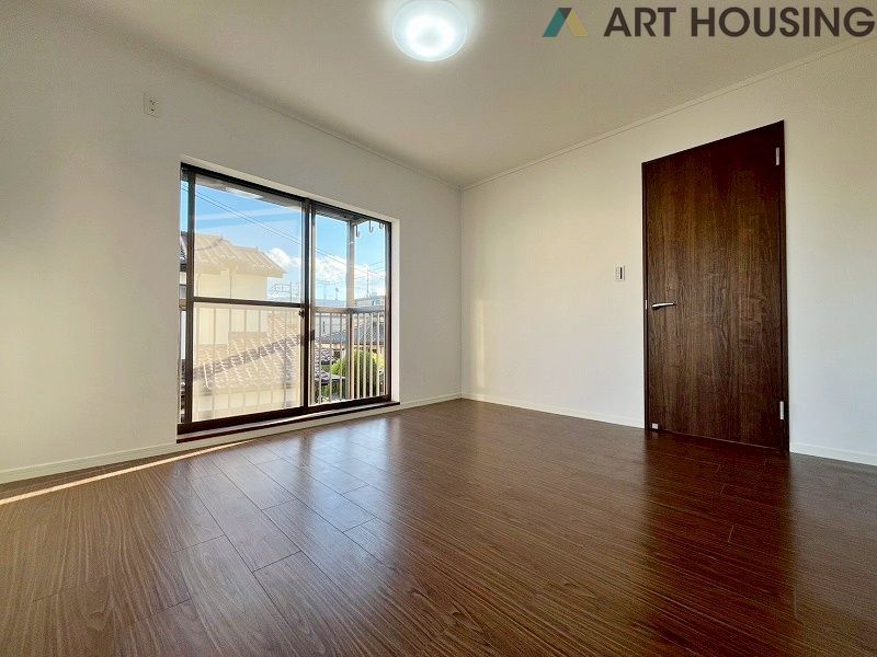 寝室 - 落ち着いた色調の寝室です