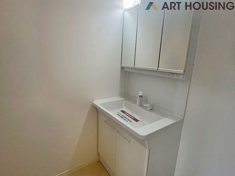 洗面 - 独立洗面台、小物を置くことができて便利です