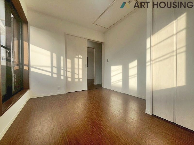 寝室 - ゆとりの広さです