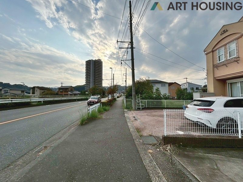 前面道路含む現地写真です