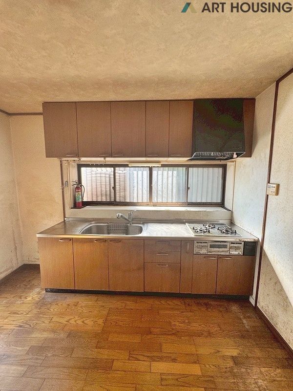 キッチン - キッチンには出窓があるので風通しが良くなり換気能力がUPします!