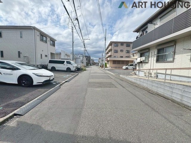 前面道路含む現地写真です