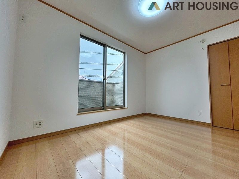 リビング横の洋室はお子様の遊び場やスタディスペース、 将来的に寝室にするなど様々な用途にお使い頂けます☆