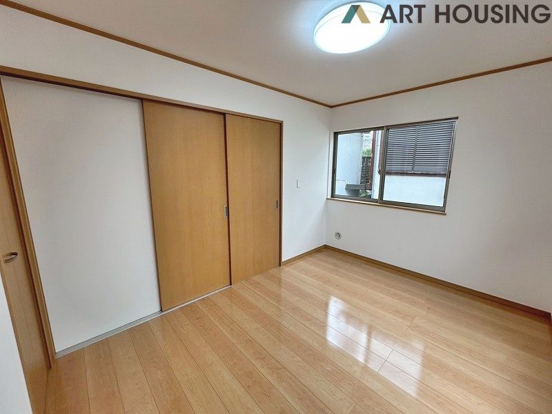 リビング横の洋室はお子様の遊び場やスタディスペース、 将来的に寝室にするなど様々な用途にお使い頂けます☆