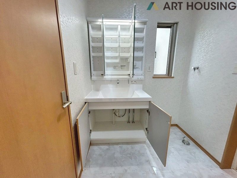 洗面 - 朝の身支度に便利なシャワー付洗面化粧台