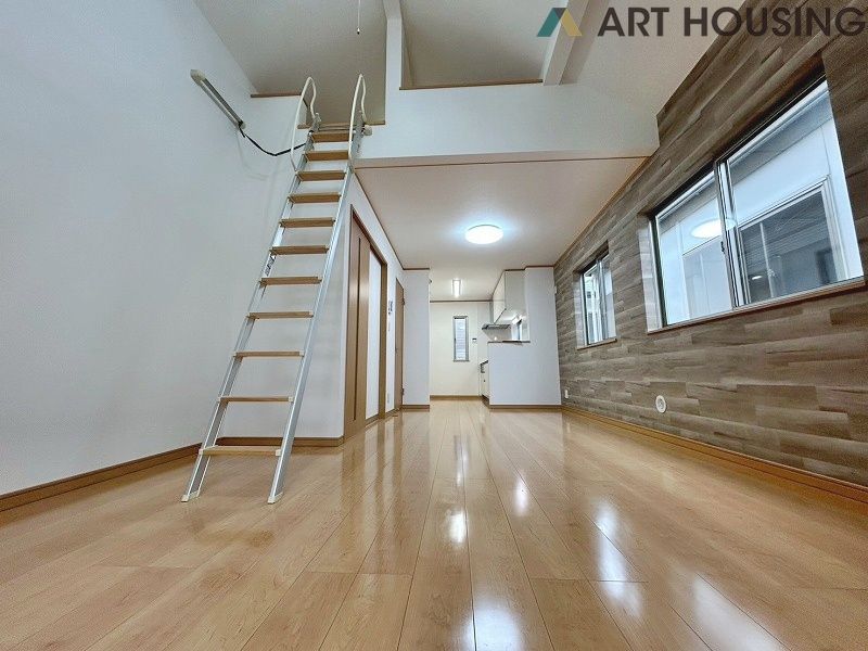 道路からの視線や、隣家からの視線が気になりにくい2階リビング