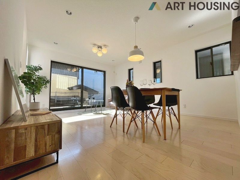 広いリビングは家族が自然と集まる居心地の良い空間