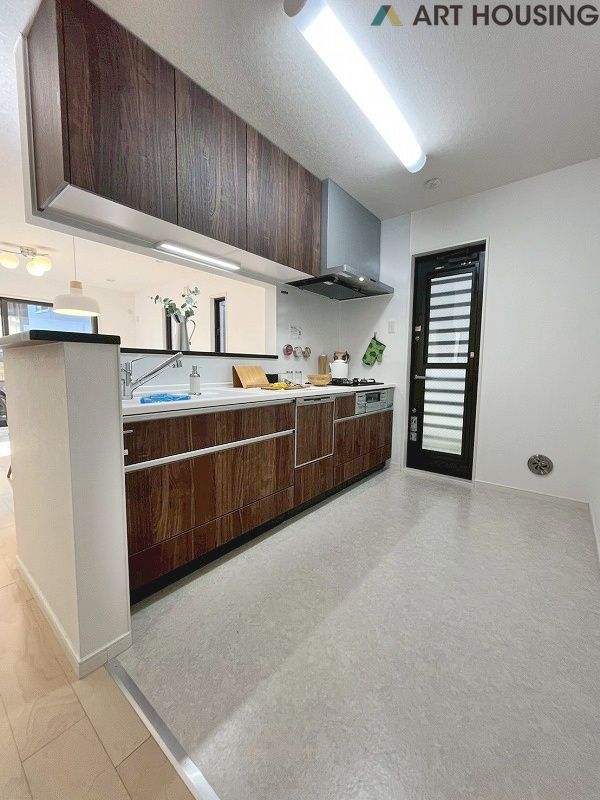 キッチン - 対面タイプならキッチン内にいながらご家族やお客様との会話が楽しめます