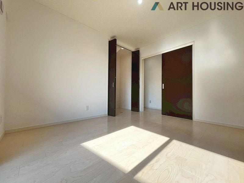 1階の独立した洋室は将来お子様が増えた場合やご両親との同居など、世帯人数が増えた場合でも対応できます☆