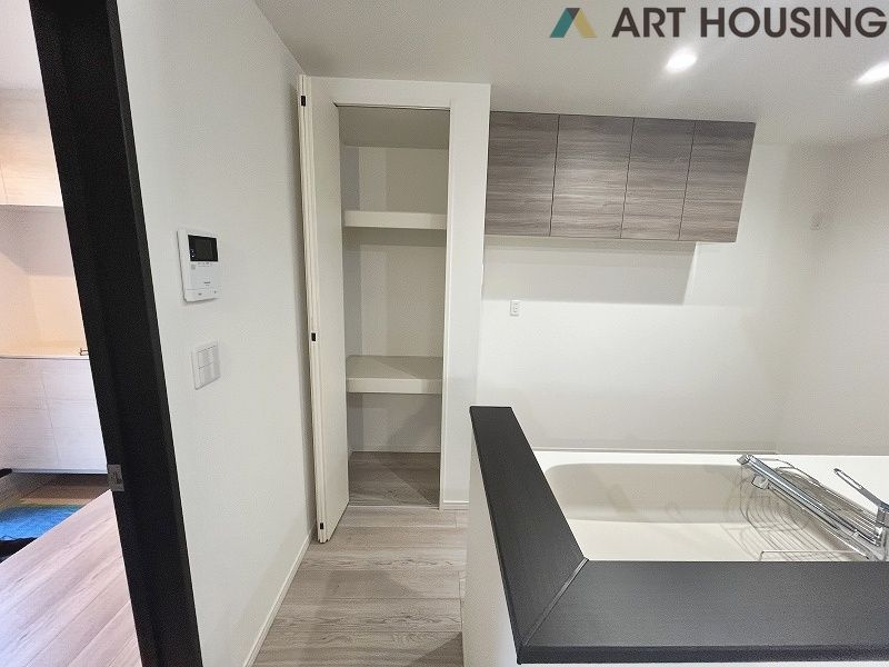 収納 - キッチン後ろには食品のストックに便利な物入がございます!