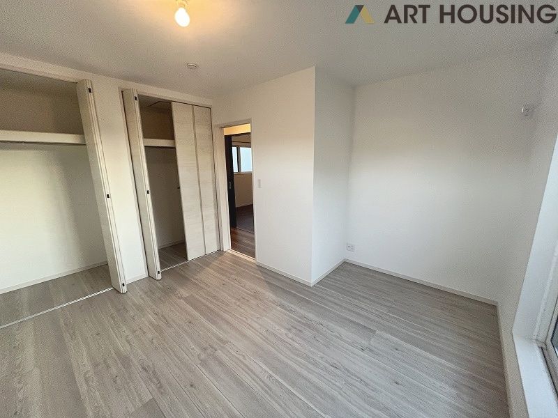 寝室 - ゆとりの広さです