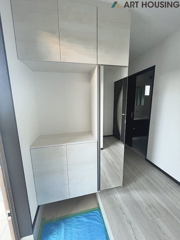 玄関 - 下駄箱には姿見鏡が付いているので外出前に身だしなみチェックができます◎