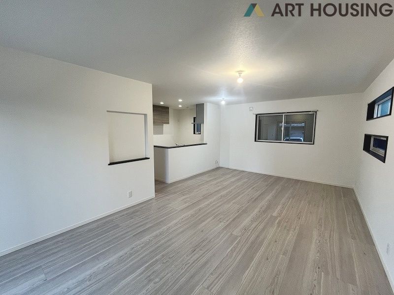 居間 - リビングは3面採光で風通し良好!