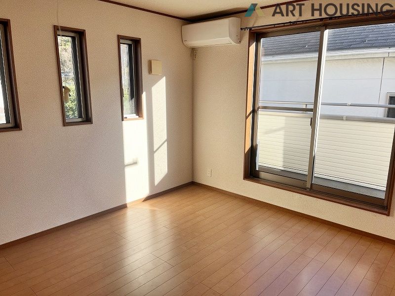 寝室 - 広々と明るい9帖の寝室