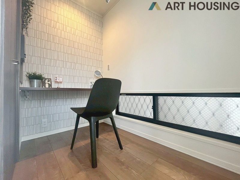 居間 - リビングにはカウンター付きの半個室があり様々な用途にお使い頂けます♪