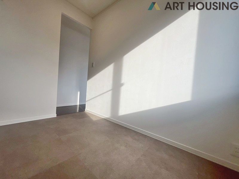 寝室 - ゆとりの広さです