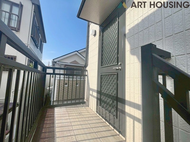 2階外階段はゴミ出しやお買い物した荷物を運ぶのに便利です♪