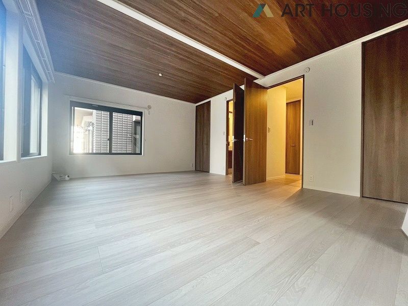 1階12.9帖の洋室は間仕切りをすれば5LDKに間取り変更可能♪