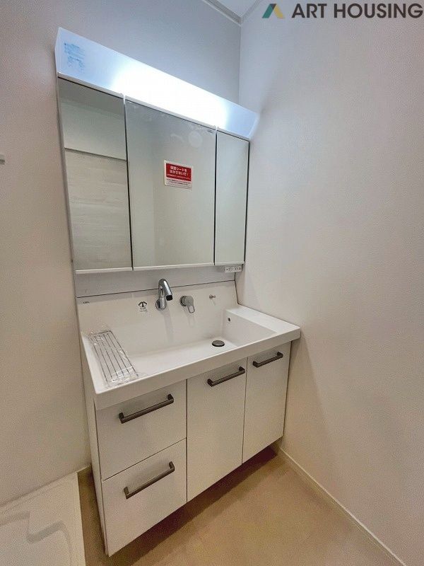 洗面 - 独立洗面台、小物を置くことができて便利です