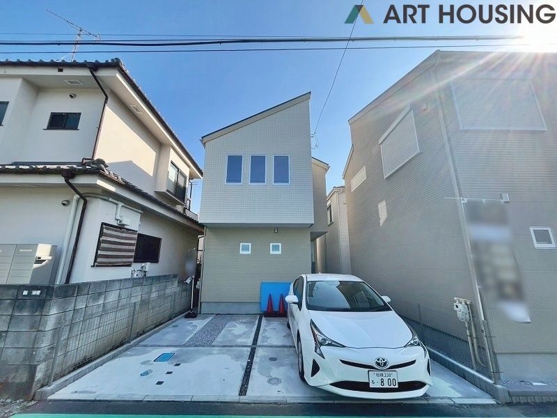 外観 - 横に並べて停められる並列駐車でいつでも自由に車を出し入れできます!