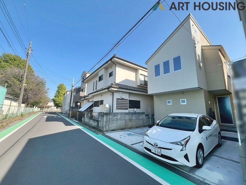 広々とした全面道路で駐車も楽々です♪