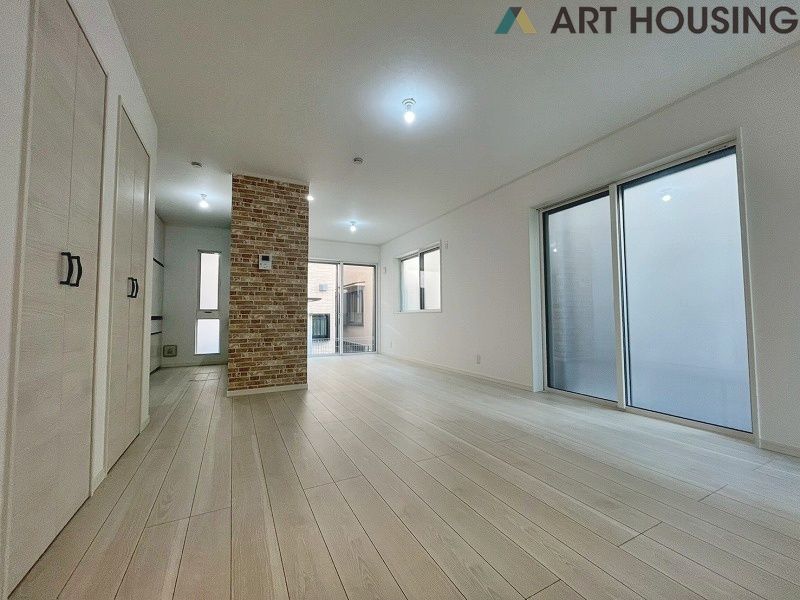 リビングにも収納スペースがございます