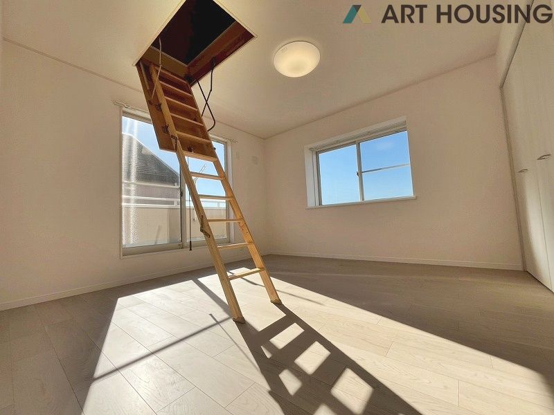 寝室 - 落ち着いた色調の寝室です