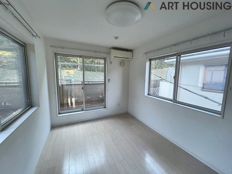 寝室 - 3面採光の明るい寝室