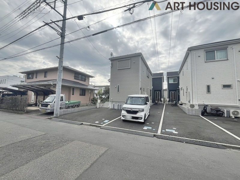 駐車場 - 横に並べて停められる並列駐車でいつでも自由に車を出し入れできます!