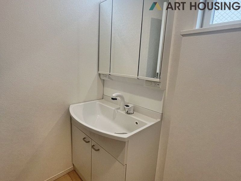 洗面 - 朝の身支度に便利なシャワー付洗面化粧台