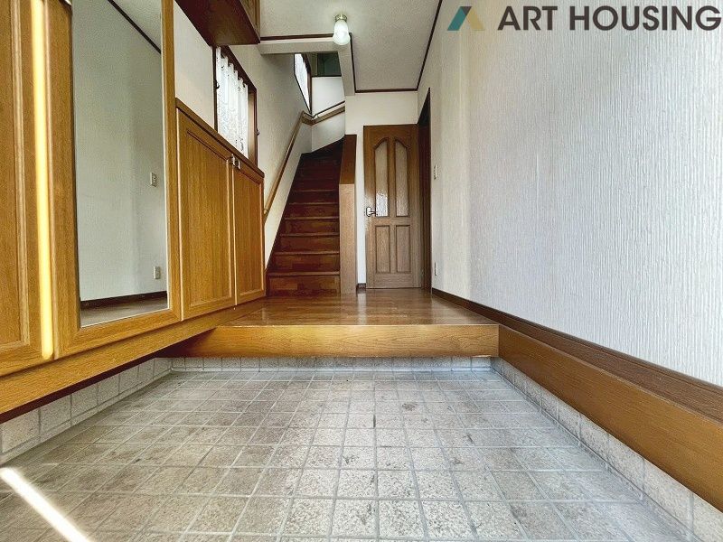 玄関 - 下駄箱には姿見鏡が付いているので外出前に身だしなみチェックができます◎