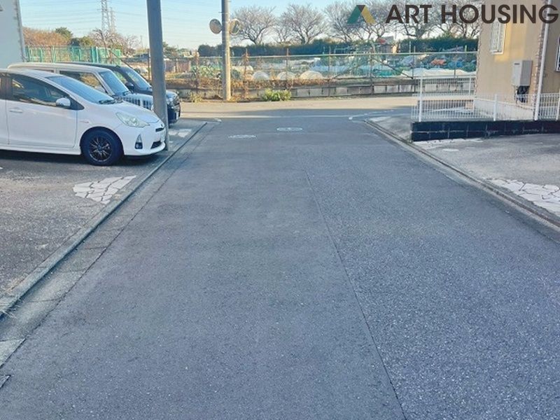 前面道路含む現地写真です