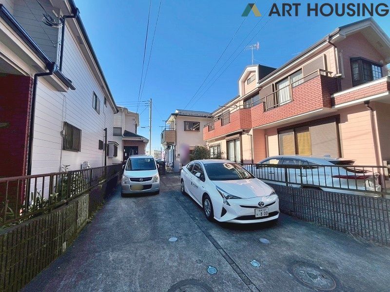 駐車場 - カースペースは縦列2台可(幅2.4m奥行11m)