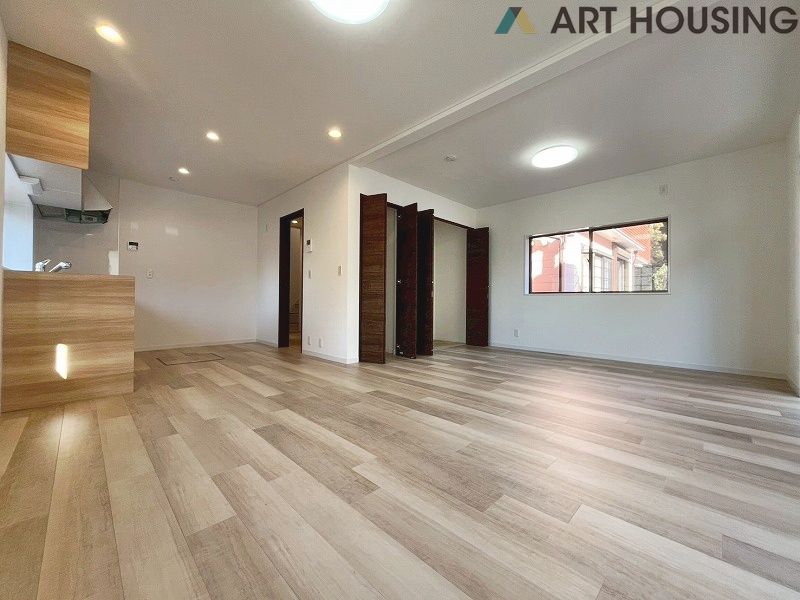 居間 - 南向きの明るいリビングです!