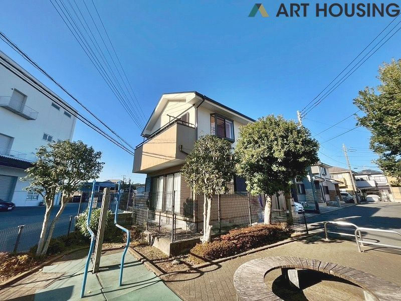 外観 - 建物南東側は公園が隣接し明るく開放的です!