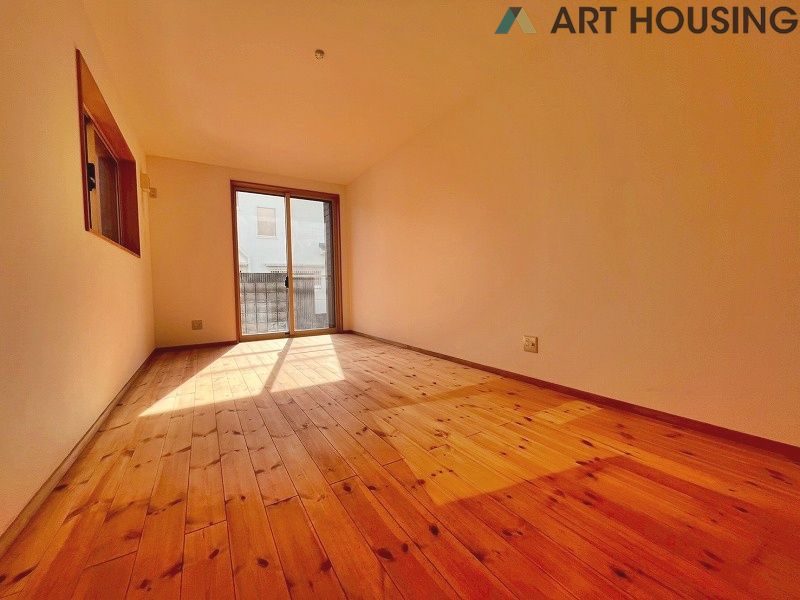 ゆったりした9帖の洋室です