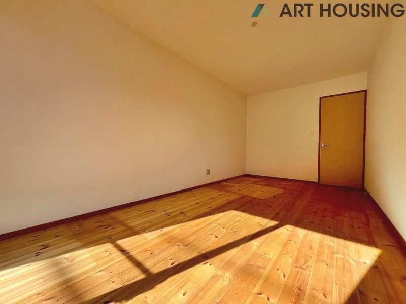 ゆったりした9帖の洋室です