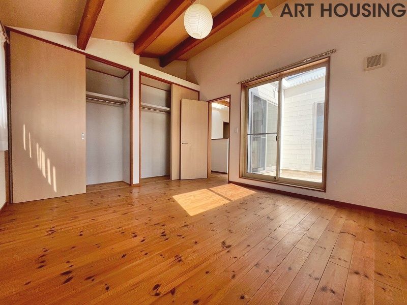 寝室 - ゆとりの広さです