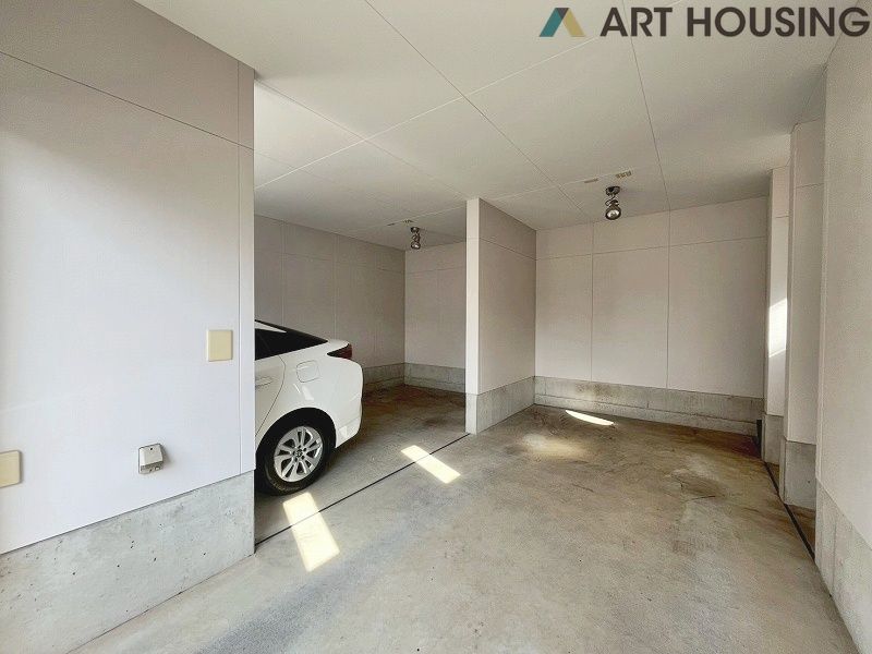 駐車場 - 横に並べて停められる並列駐車でいつでも自由に車を出し入れできます!