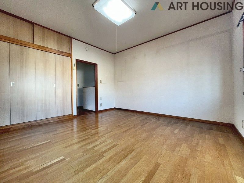 落ち着いた色調の洋室です