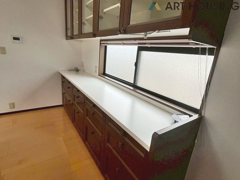 キッチン - カップボード付きで食器や調理器具の収納に困りません☆