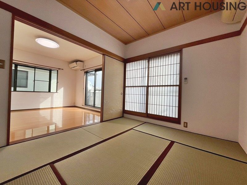 リビングに隣接した和室は来客スペースやお子様の遊びスペースなど様々な用途にお使い頂けます!