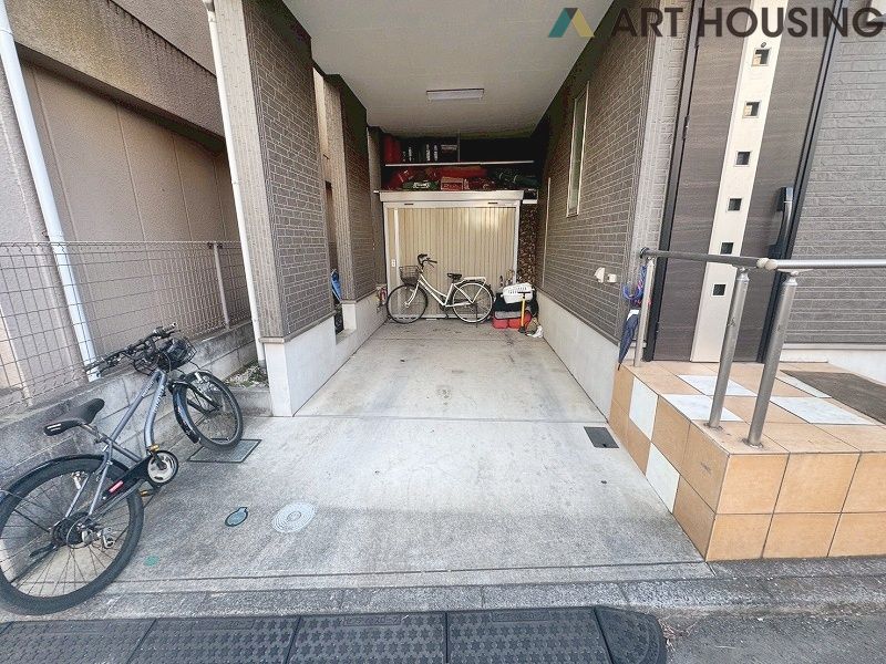 駐車場 - 車庫付きです