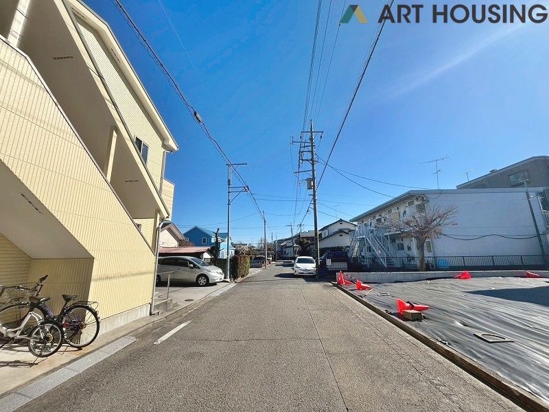 前面道路は幅員6mで駐車も楽々♪