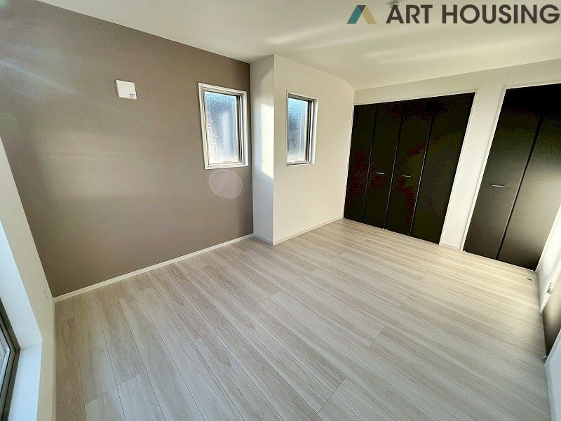 寝室 - 落ち着いた色調の寝室です